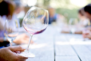 Mariniranje wineglass-by Jill Wellington on Pixabay