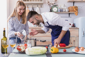 Mariniranje couple-smelling-food on Freepik