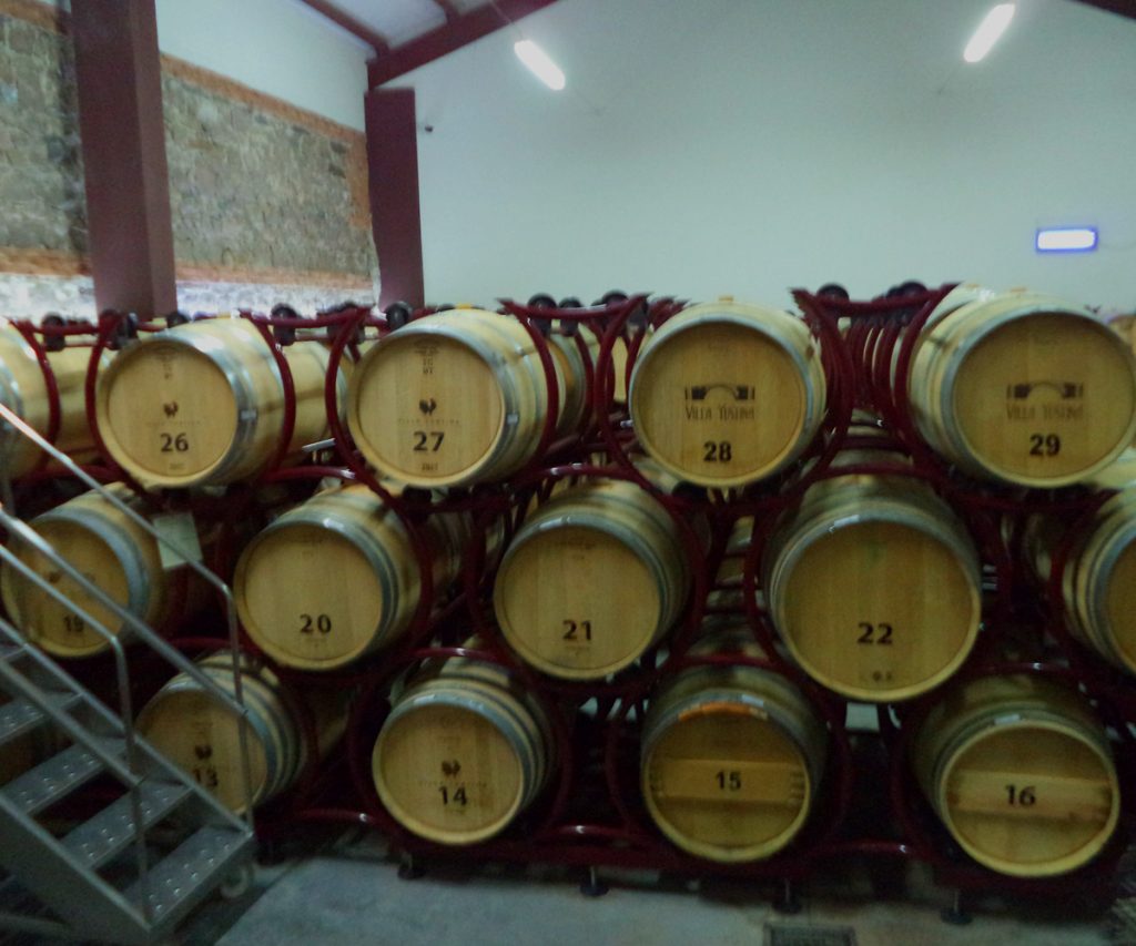 Mavrud MARINIRANjE vinarija vila Yustina odlezavanje vina u buradima