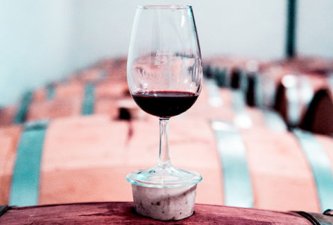 Mariniranje wine-glass-on-a-barrel-by Arthur Brognoli on Pexels