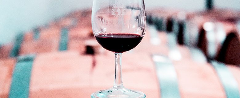 Mariniranje wine-glass-on-a-barrel-by Arthur Brognoli on Pexels