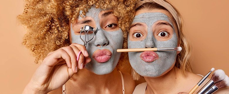 two young women undergo beauty procedures Freepik